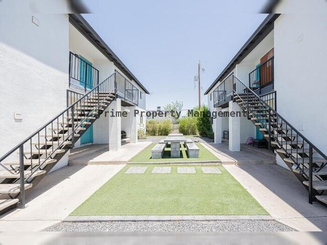 Building Photo - 719 N 12th Ave