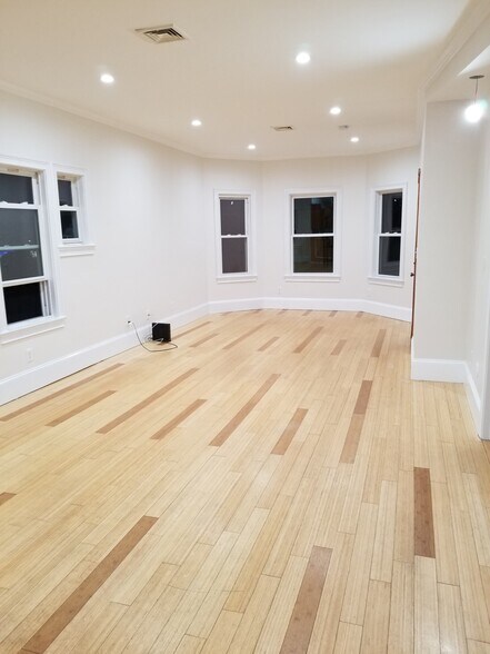 Building Photo - 9 Landor Rd