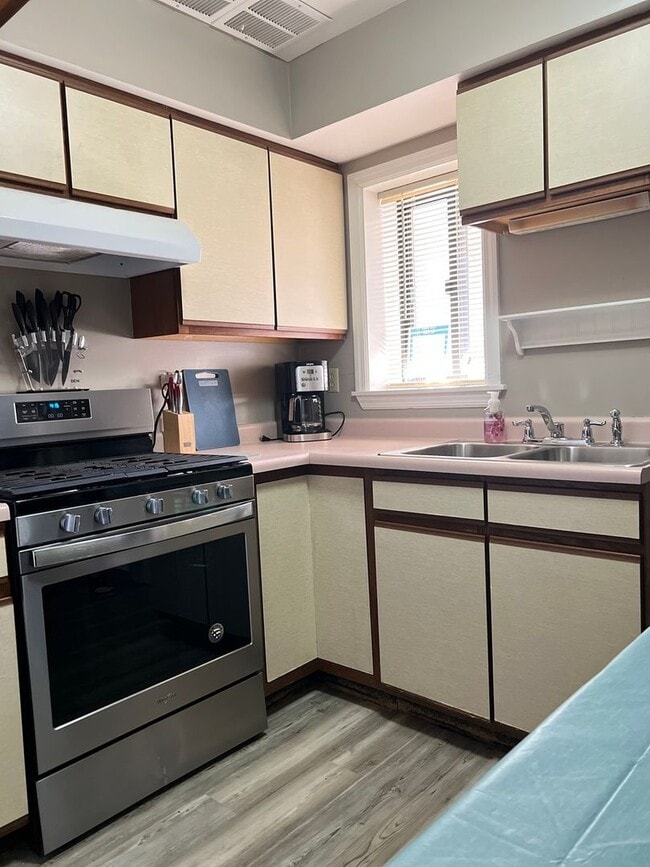 Building Photo - 740 Rossmore Ave