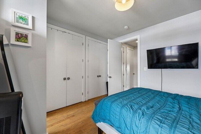 Building Photo - Gorgeous Upper Level 2BR/2.5BTH Condo with Rooftop Deck and Reserved Parking!