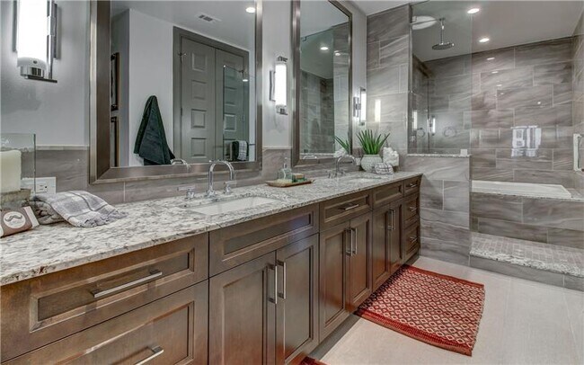 Building Photo - 2322 N Akard St