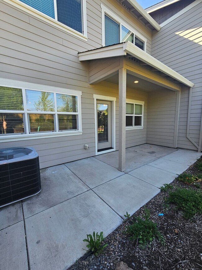 Building Photo - Beautiful newly constructed townhomes in East Medford