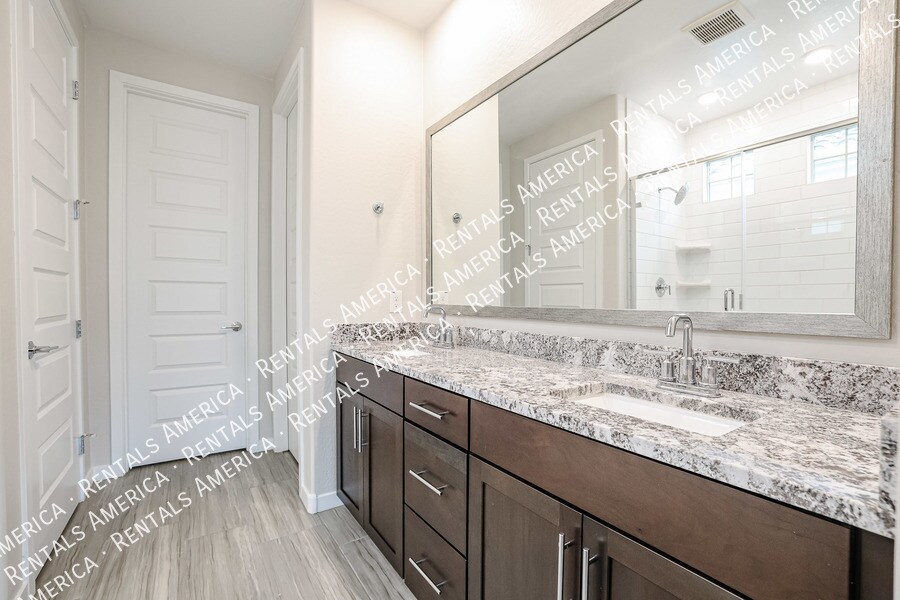 Building Photo - 1103 E Newland Dr