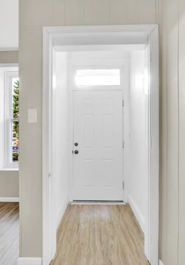 Building Photo - Bright 5 Bedroom, 1.5 Bath Home!