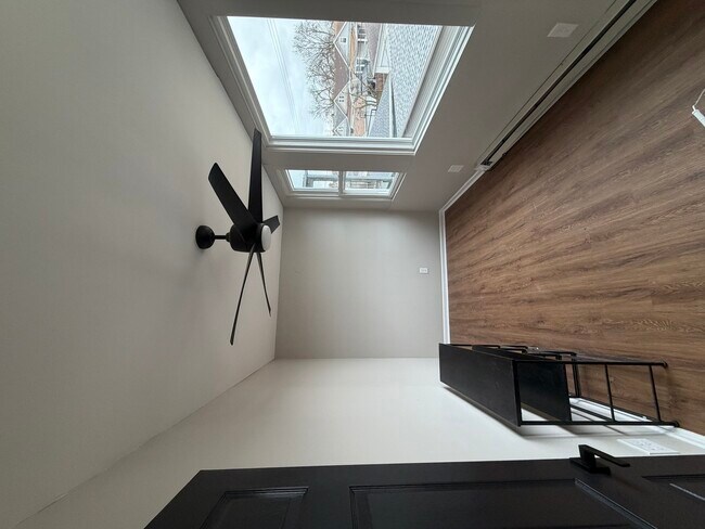 Building Photo - 6024 W Addison St