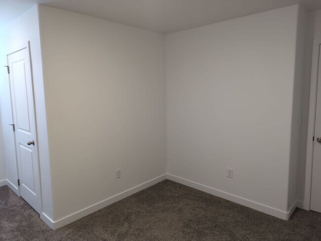 Building Photo - Dog Friendly! 3 Bedroom 2 Bathroom Townhom...