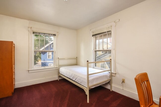 Building Photo - Guaranteed Lease - Sign Today!