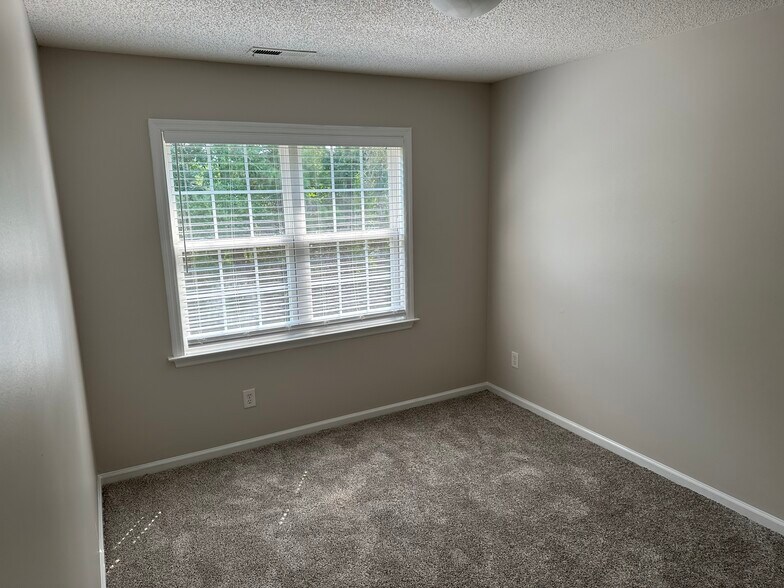 Building Photo - 421 Holly Ln