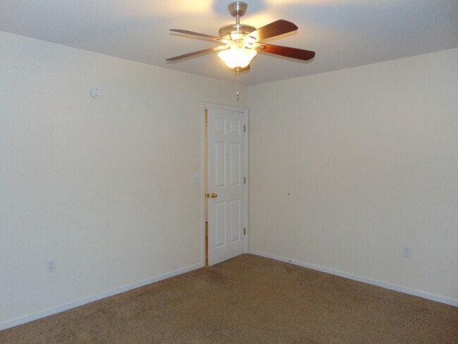 Building Photo - 1709 N Lakewood Dr