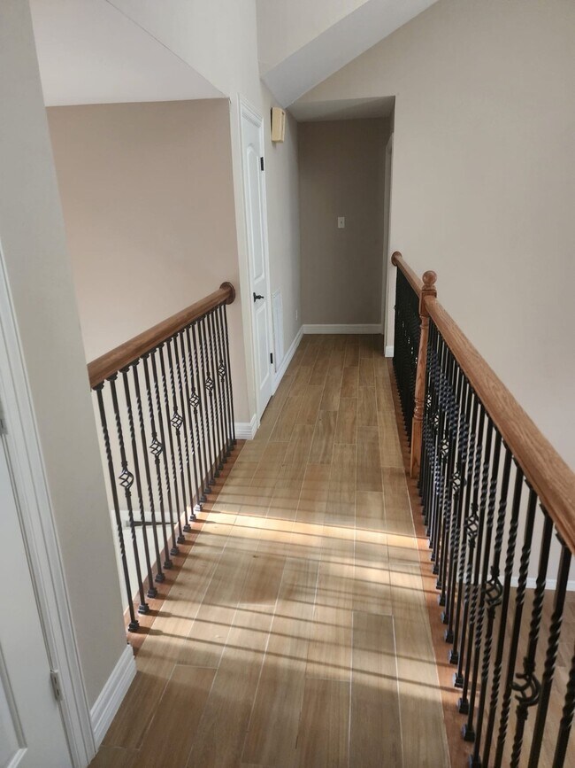 Building Photo - 9902 Kings Walk Round St