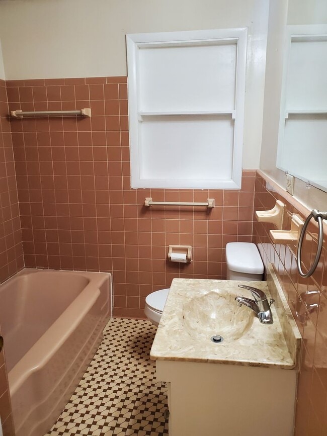 Building Photo - **Available Now** Spacious 3 Bedroom 2 Bath in Savannah!