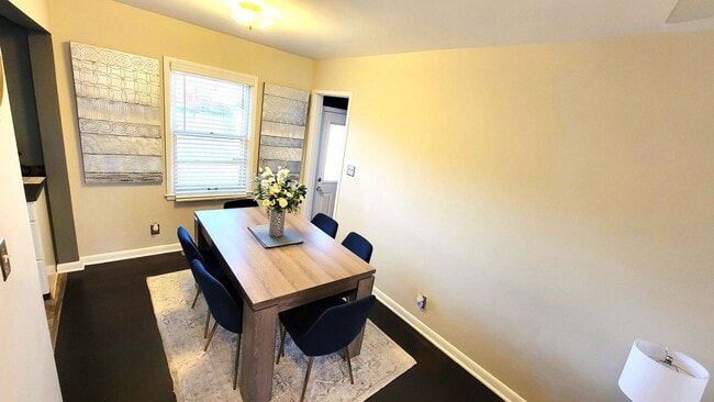 Building Photo - Clean 4 Bedroom Ready For Rent