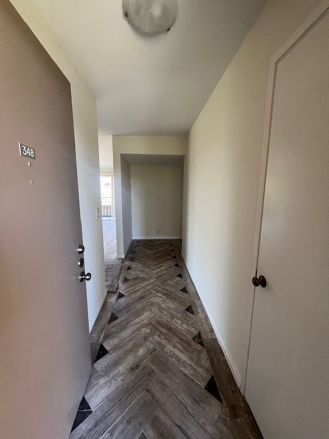 Building Photo - 3 Bedroom 2 Bath Condo in Beautiful La mes...