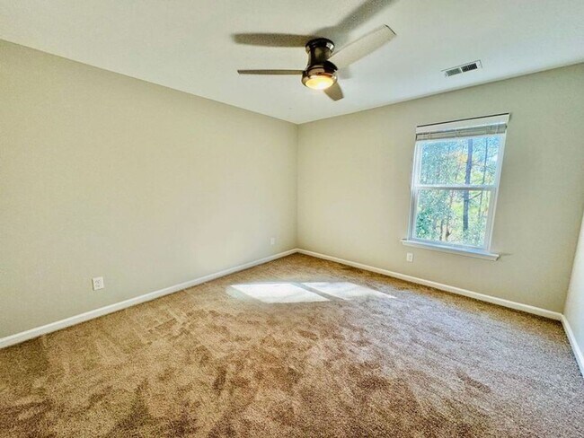 Building Photo - 4 bed 2.5 bath located in The Links at Way...