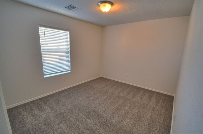 Building Photo - North Valley Town Home READY NOW!