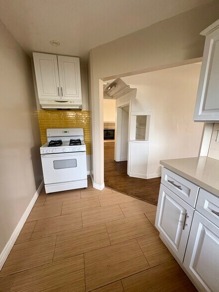 Kitchen - 8512 Saturn St