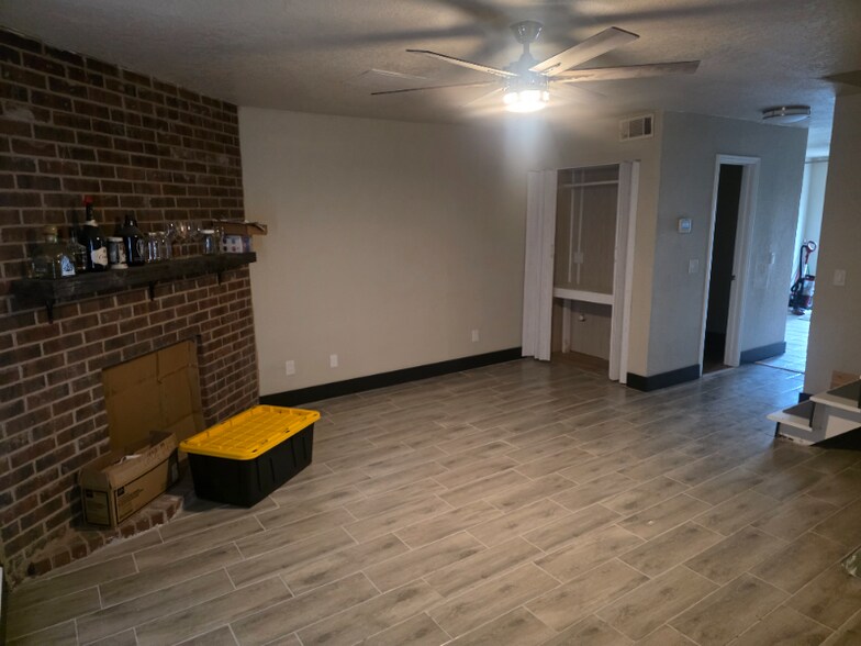 Primary Photo - 1327 Eastgate Dr