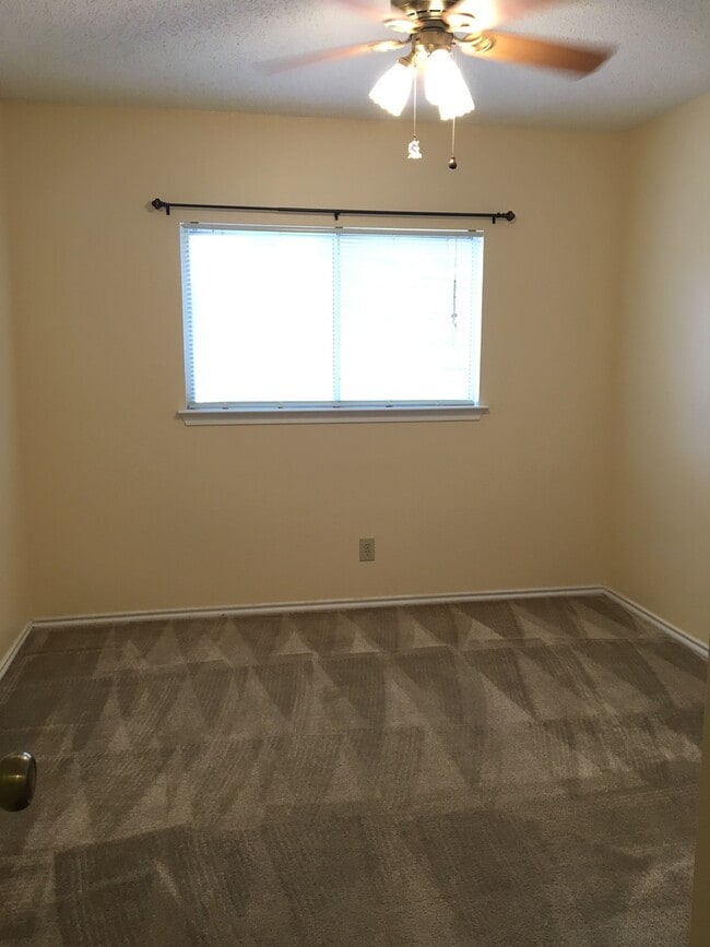 Building Photo - 8003 Chestnut Manor Dr