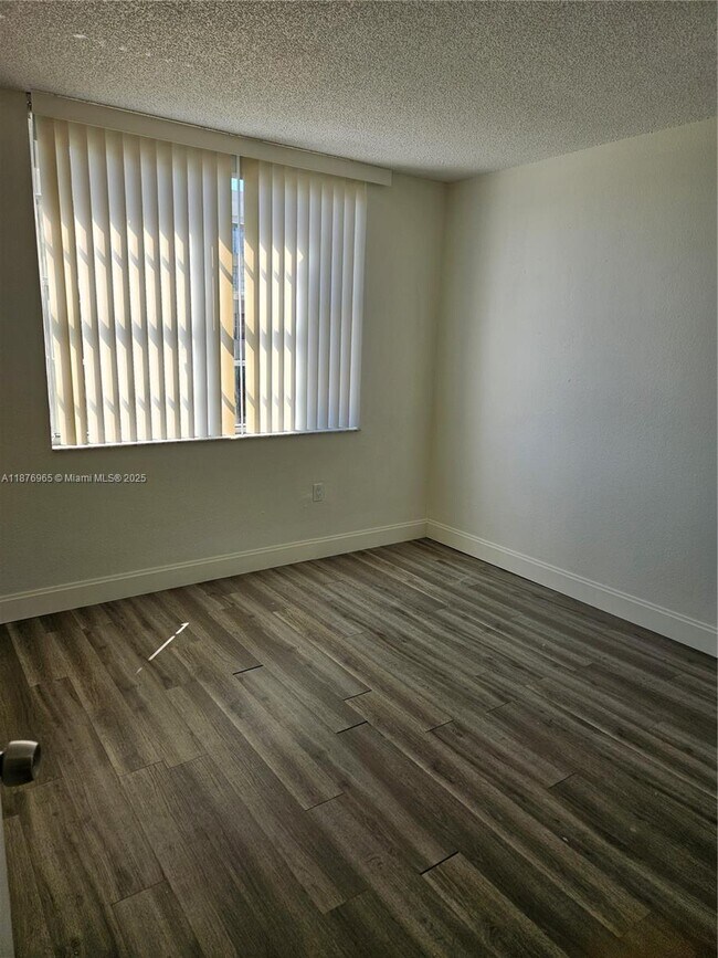 Building Photo - 9320 Fontainebleau Blvd