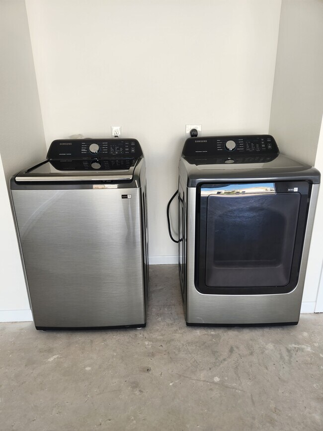 Building Photo - 2707 W Kerria Ave