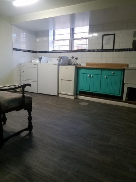 Building Photo - 3376 S Sherman St