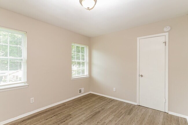 Building Photo - 2810 Swansea Ct