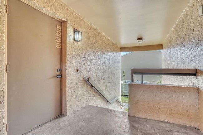 Building Photo - 5235 Vineland Rd