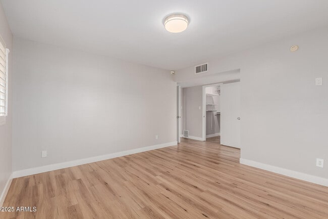 Building Photo - 5001 E Mitchell Dr