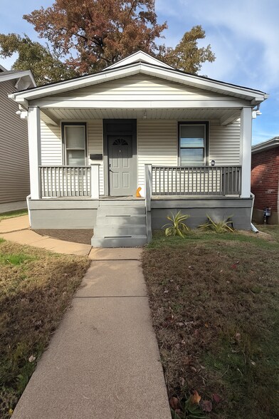 Primary Photo - 5717 Lansdowne Ave