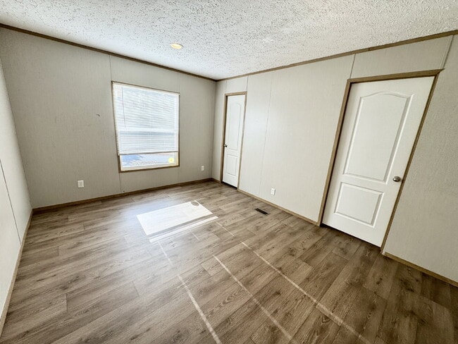 Building Photo - 2 Bedroom, 2 Full Bathrooms With Water Included in Pendleton