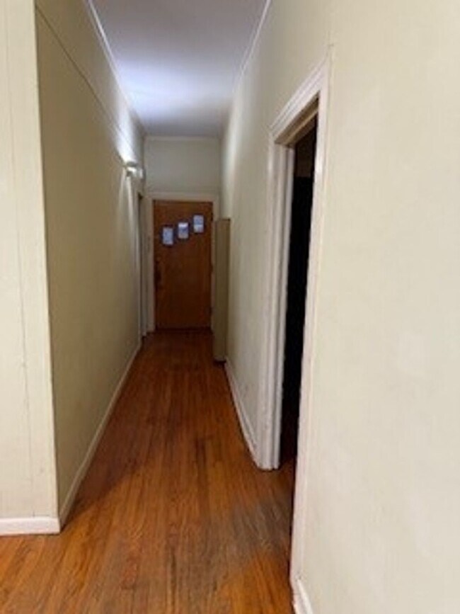 Building Photo - 704 E Thomas St