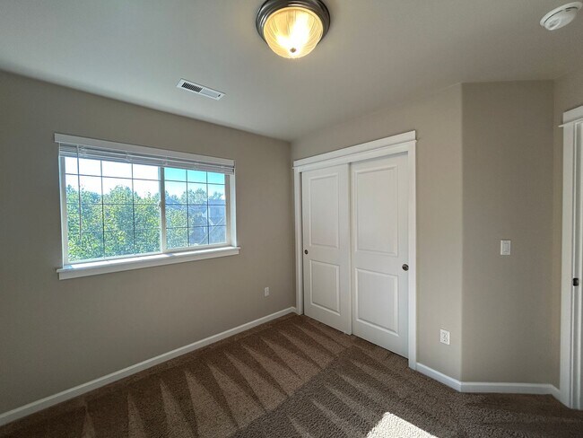 Building Photo - MOVE IN SPECIAL!   4 Bedroom / 2.5 Bathroo...