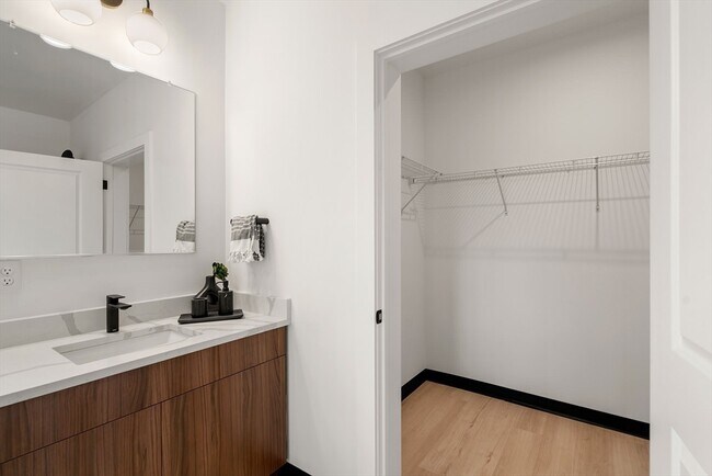 Building Photo - 600 Broadway