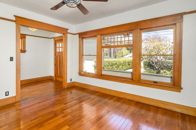 living room with view of front yard - 847 E Kensington Rd