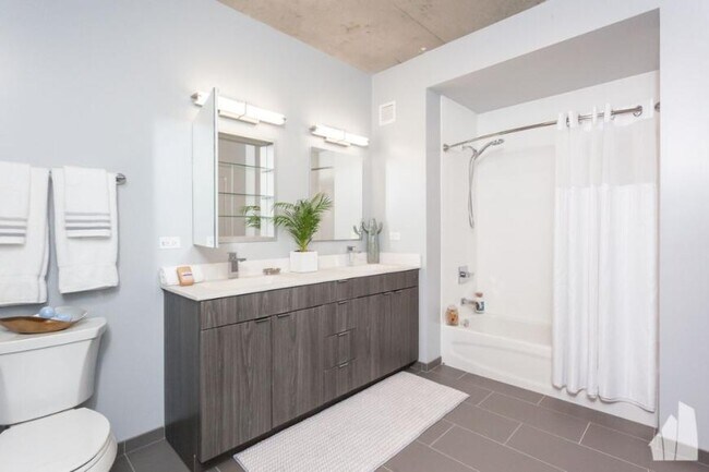 Building Photo - 2 bedroom in CHICAGO IL 60613