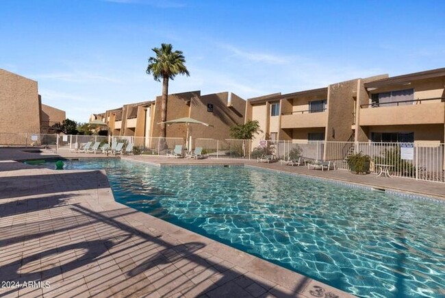 Building Photo - Single Level 3 bedroom Condo In Scottsdale!