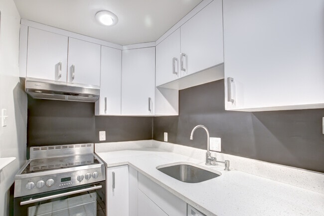 Building Photo - 1217 1/2 Independence Ave SE-