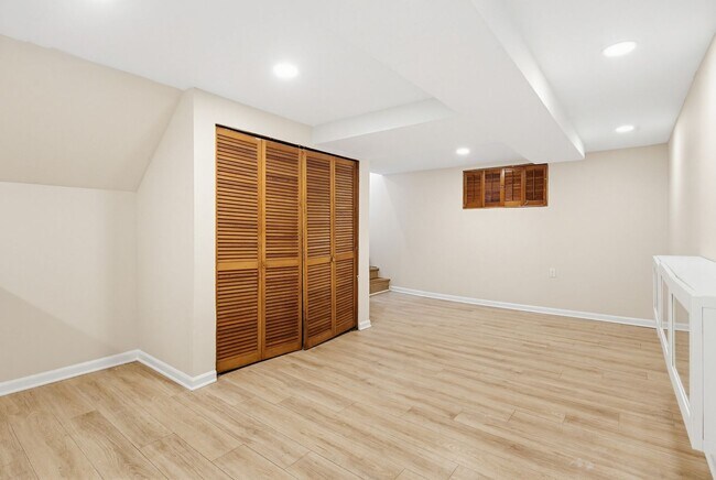 Building Photo - 9717 Hedin Dr