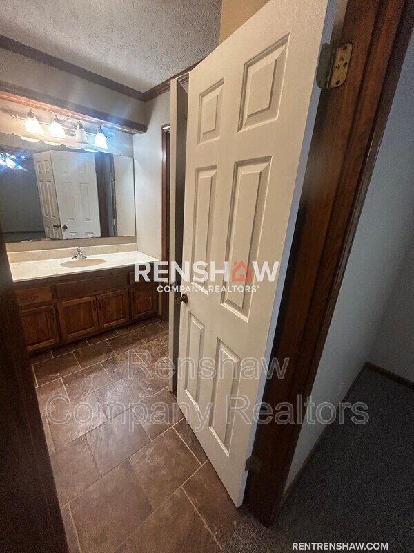 Building Photo - 10 Dawn Pl