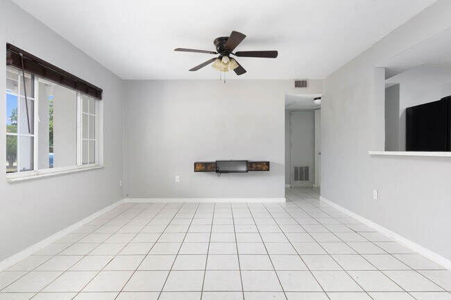 Building Photo - Charming & Rare 4-Bedroom Home in Saint Petersburg!