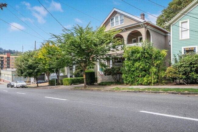 Building Photo - Charming Goose Hollow Home, Big, Spacious, and Bright! Move-in Specials!