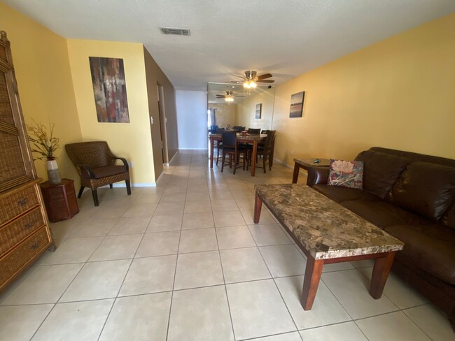 Building Photo - Beautiful Lakefront Condo!