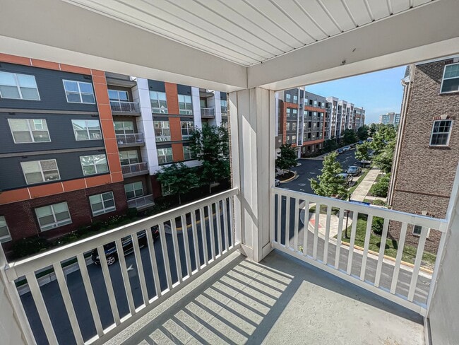 Building Photo - Stunning and Spacious 3 Bed, 2.5 Bath End-...