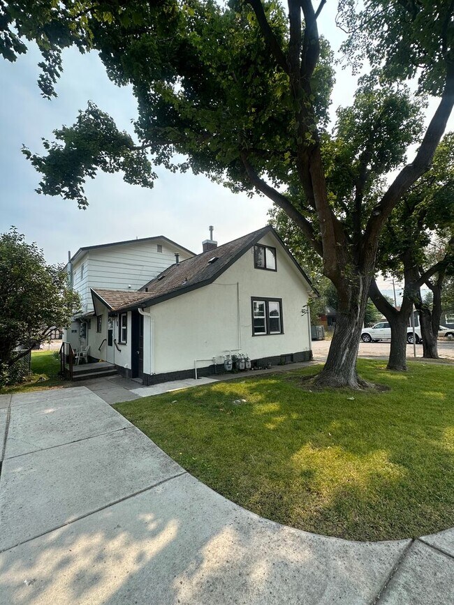 Building Photo - 2356 Dixon Ave