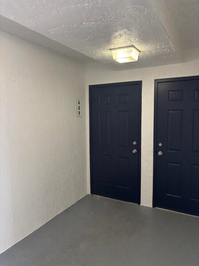 Building Photo - 409 Villa Cir