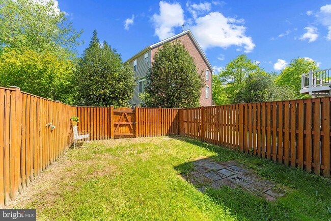 Building Photo - 702 Anoosh Ct