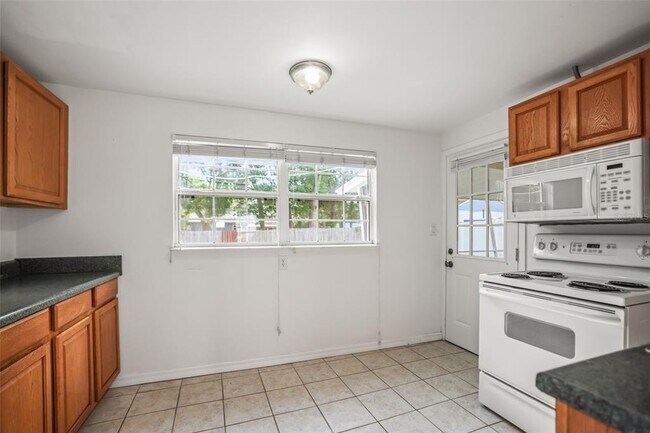 Building Photo - 2955 Bay View Dr