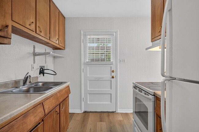 Building Photo - Cozy 2 bedroom duplex