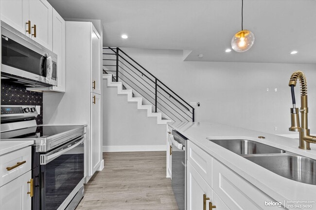 Building Photo - 810 Iowa St