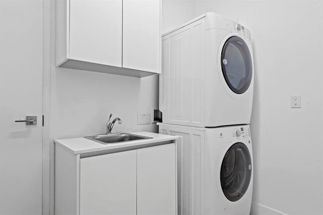 Building Photo - 60 Hendricks Isle